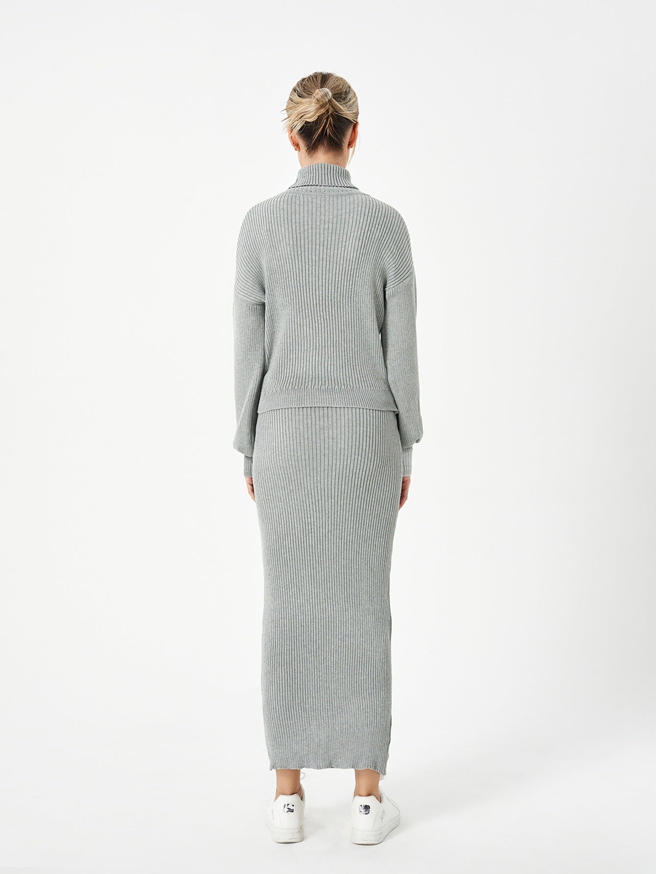 "Women's Knitted Skirt Suit – Elegant and Cozy Two-Piece Outfit for Any Occasion"