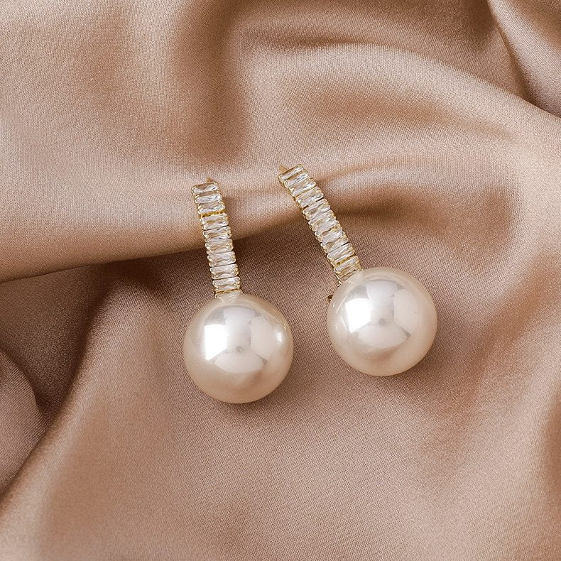 "Vintage Hong Kong Style Metal Pearl Earrings – Timeless Elegance in Classic Design"