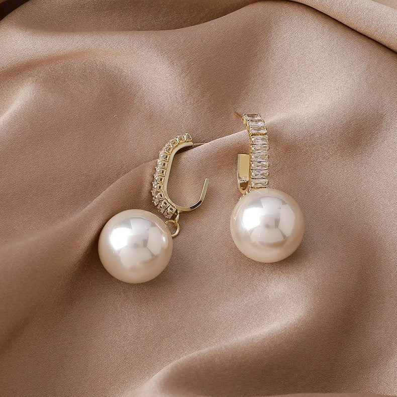 "Vintage Hong Kong Style Metal Pearl Earrings – Timeless Elegance in Classic Design"