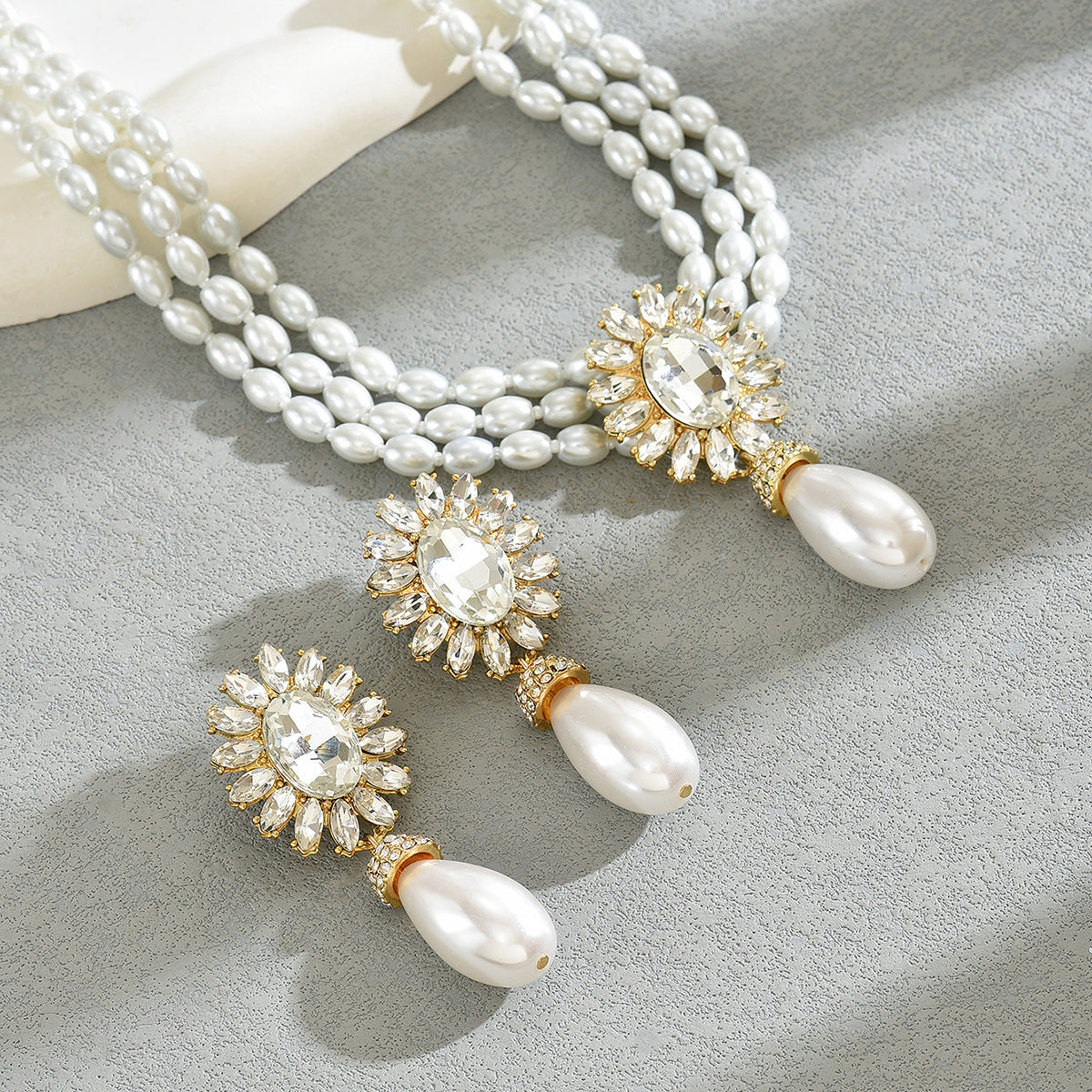 "Geometric Women's Pearl Necklace and Earrings Suite – Elegant Jewelry Set for Every Occasion"