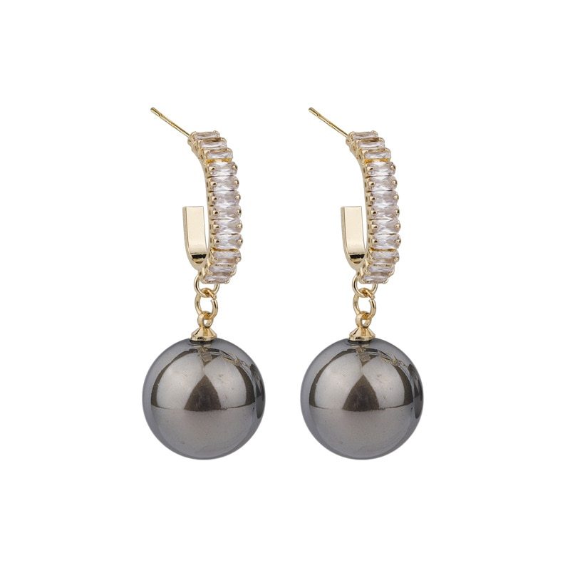 "Vintage Hong Kong Style Metal Pearl Earrings – Timeless Elegance in Classic Design"