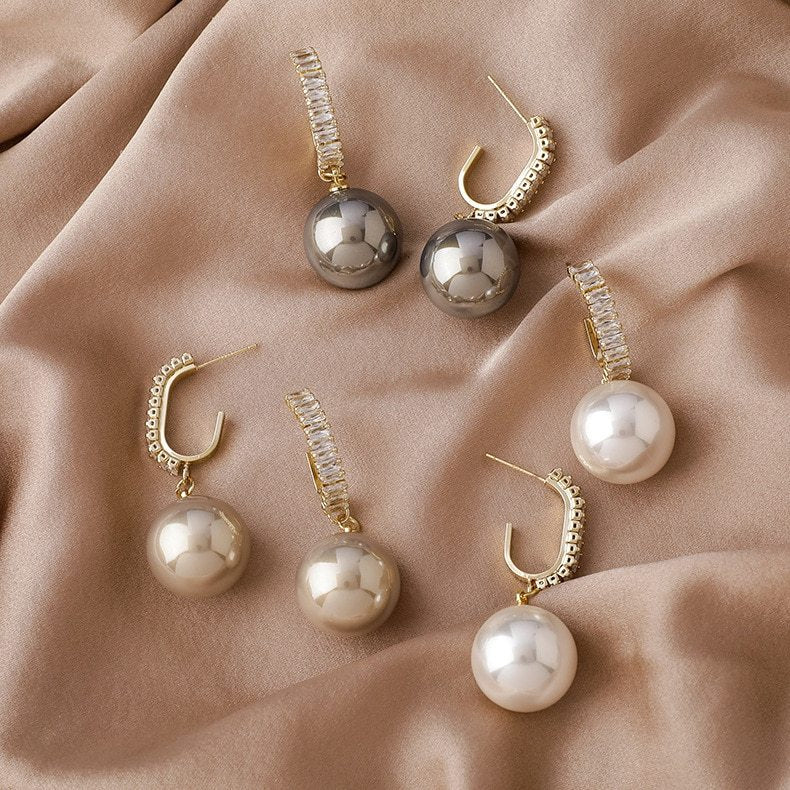 "Vintage Hong Kong Style Metal Pearl Earrings – Timeless Elegance in Classic Design"