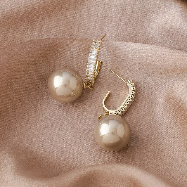 "Vintage Hong Kong Style Metal Pearl Earrings – Timeless Elegance in Classic Design"