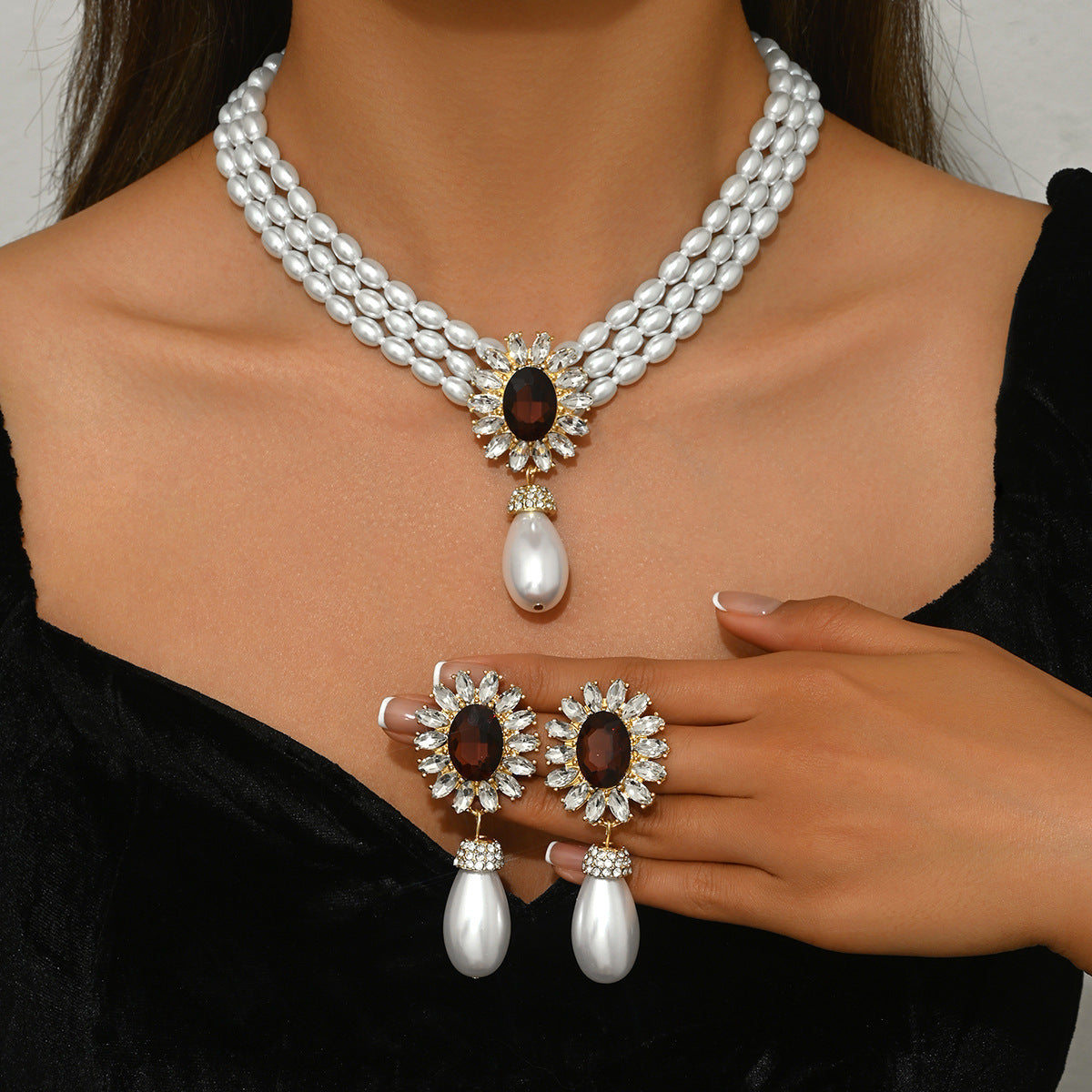 "Geometric Women's Pearl Necklace and Earrings Suite – Elegant Jewelry Set for Every Occasion"