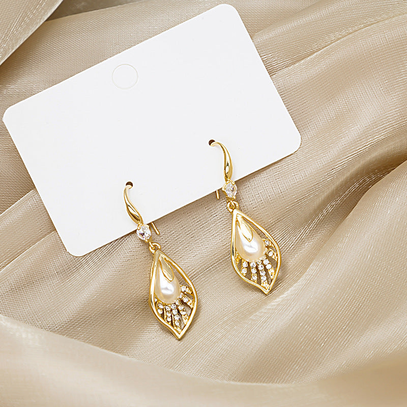 "French-Inspired Pearl Drop Earrings – Elegant Leaf Design for Timeless Sophistication"