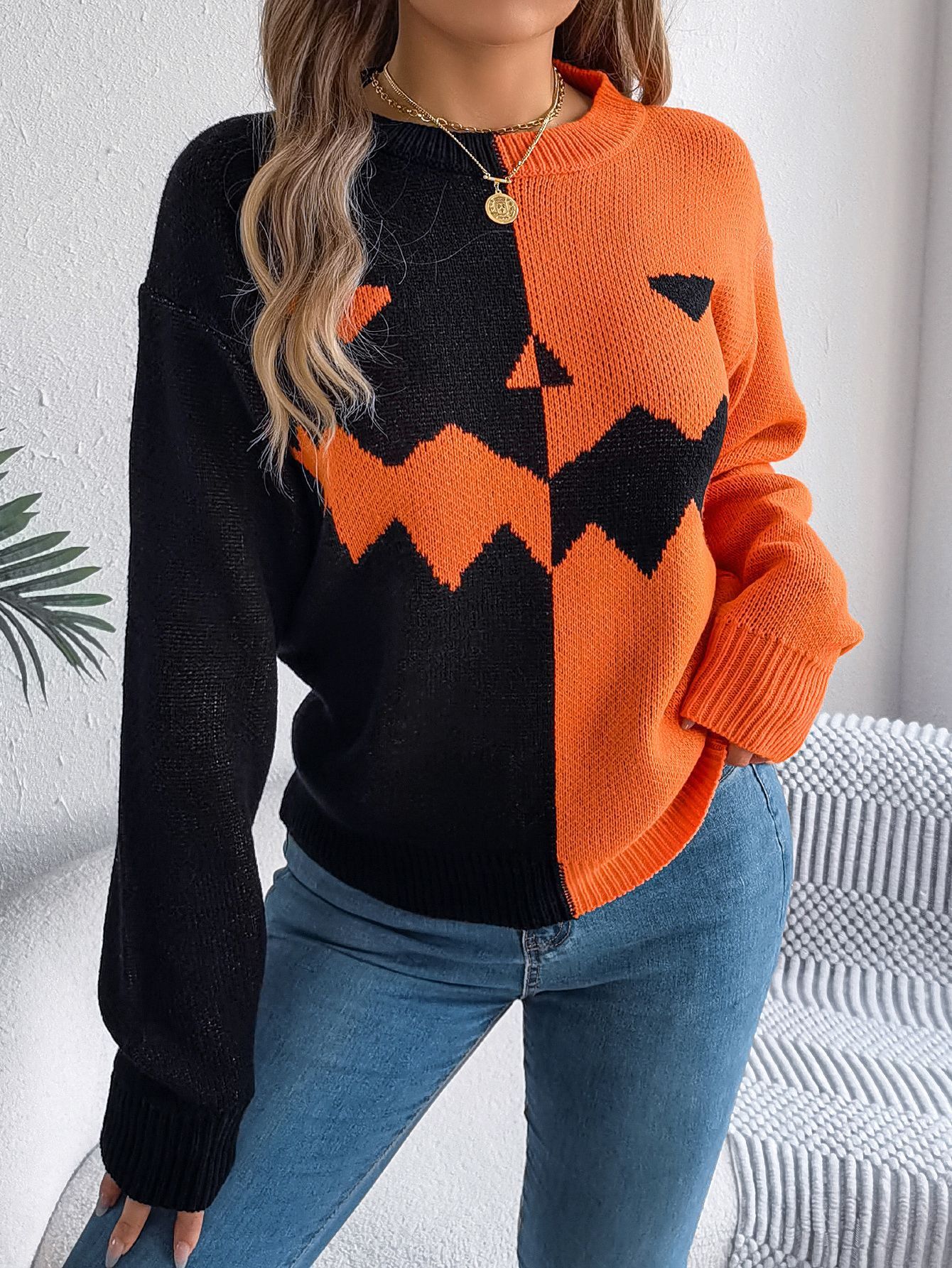 "Stylish and Cozy Halloween-Themed Contrast-Color Pullover Sweater – Long Sleeve Fashion Knitwear for Women’s Fall Collection"