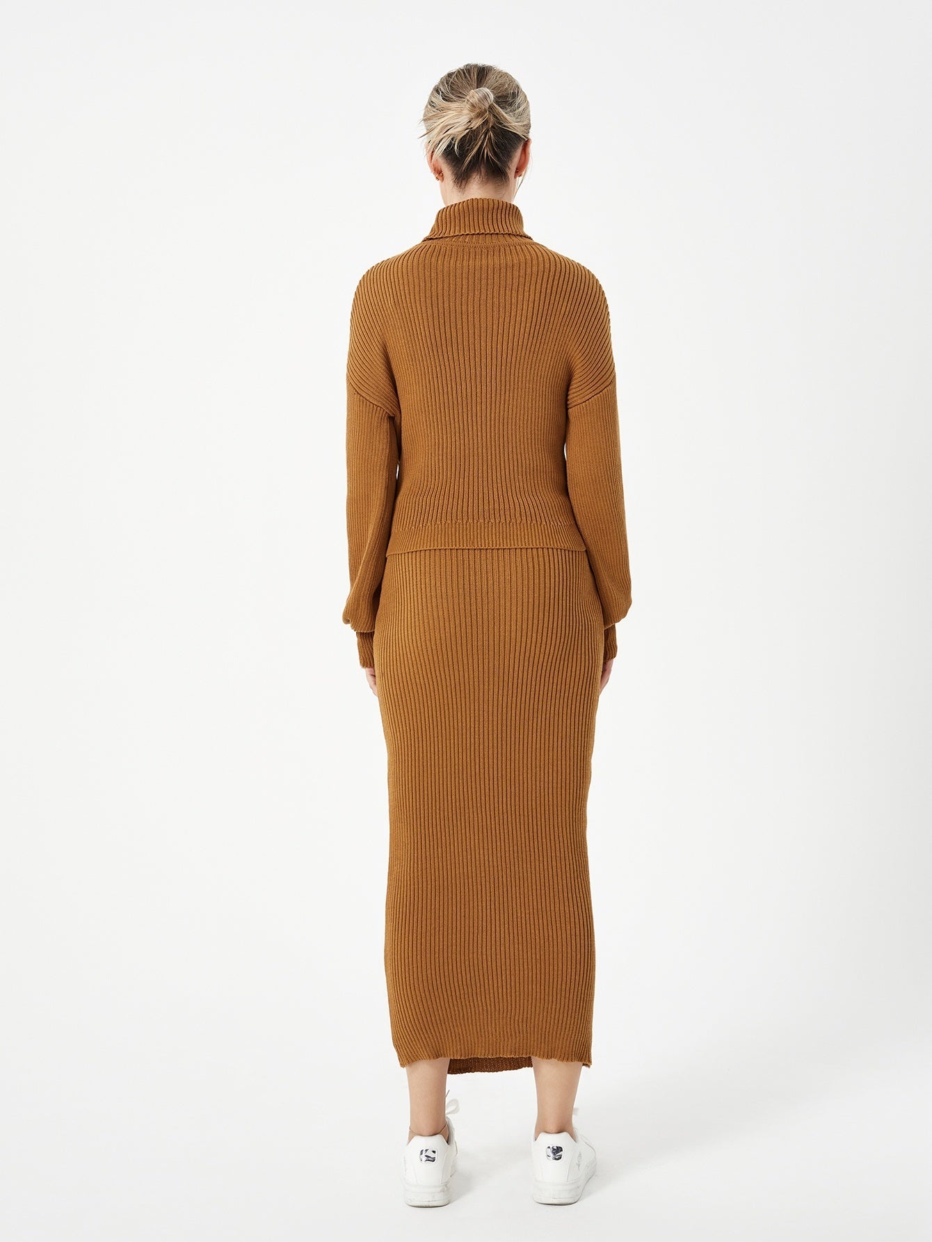 "Women's Knitted Skirt Suit – Elegant and Cozy Two-Piece Outfit for Any Occasion"