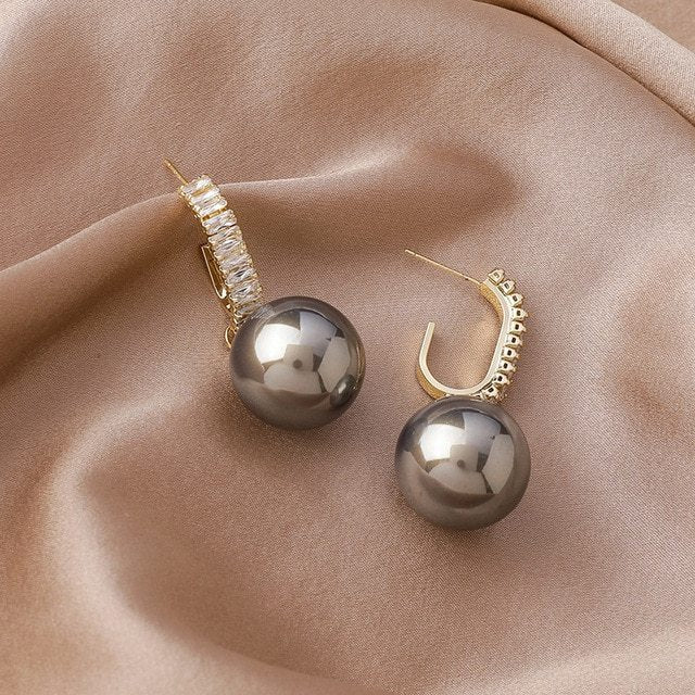 "Vintage Hong Kong Style Metal Pearl Earrings – Timeless Elegance in Classic Design"