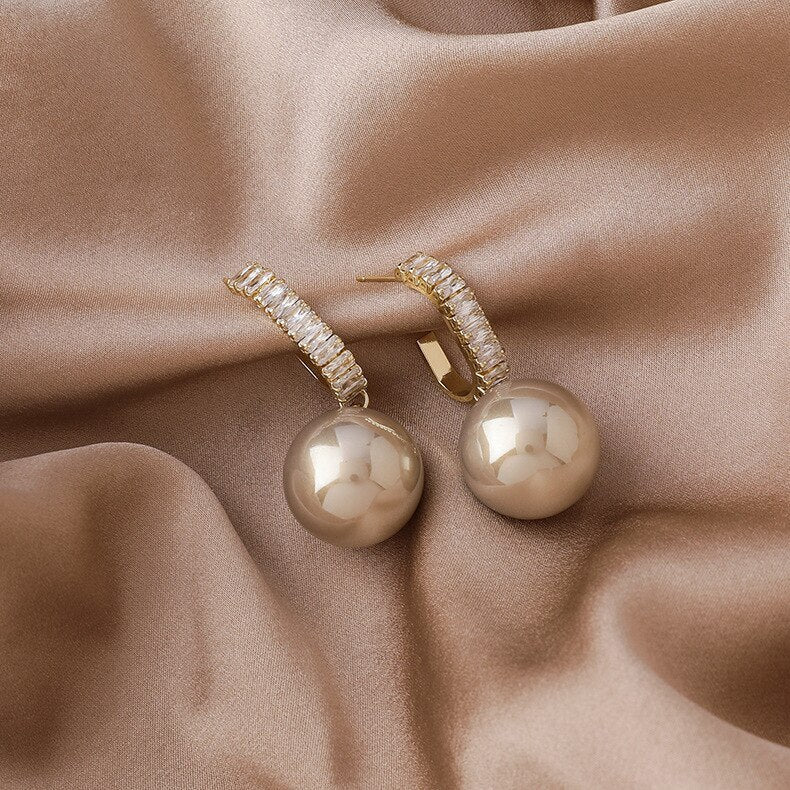 "Vintage Hong Kong Style Metal Pearl Earrings – Timeless Elegance in Classic Design"