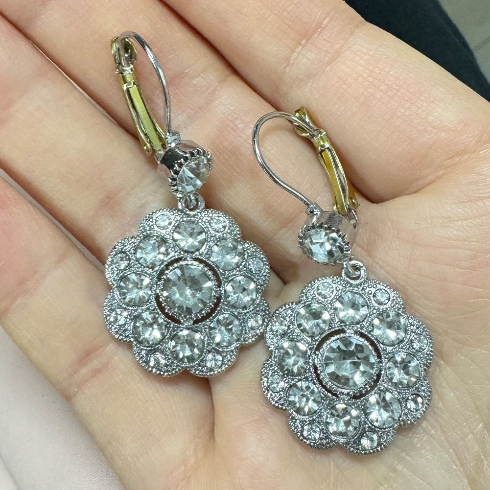 "Round High-Grade Light Luxury Temperament Earrings – Elegant Statement Jewelry for Women"