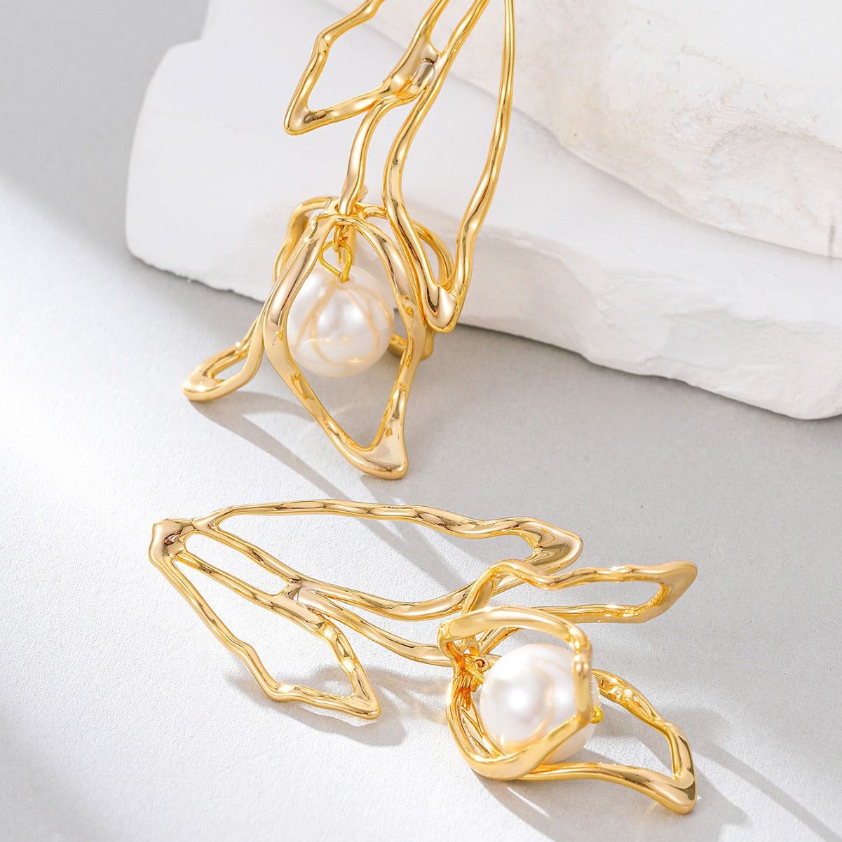 "18K Gold Electroplated Tulip Pearl Earrings – Retro Exaggerated Statement Jewelry"