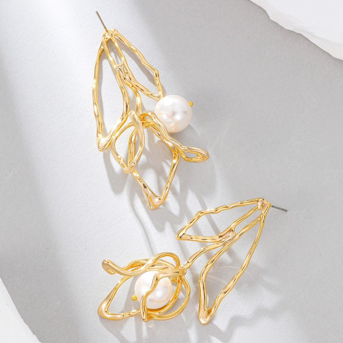 "18K Gold Electroplated Tulip Pearl Earrings – Retro Exaggerated Statement Jewelry"