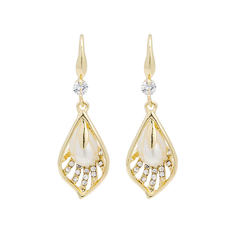 "French-Inspired Pearl Drop Earrings – Elegant Leaf Design for Timeless Sophistication"