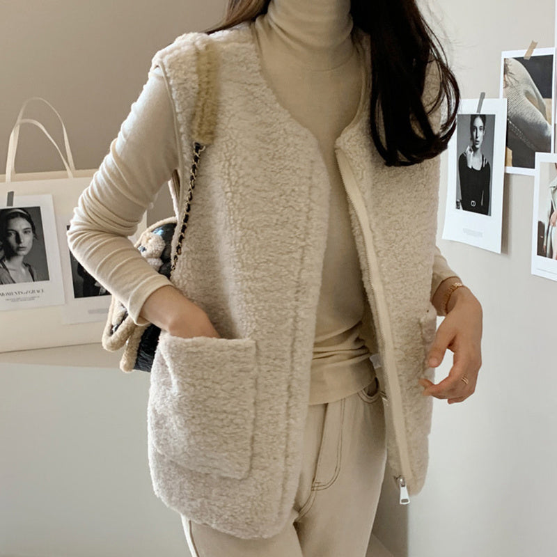 "Women's Lamb Wool Vest Jacket – Cozy & Chic Layering Essential for Fall & Winter"