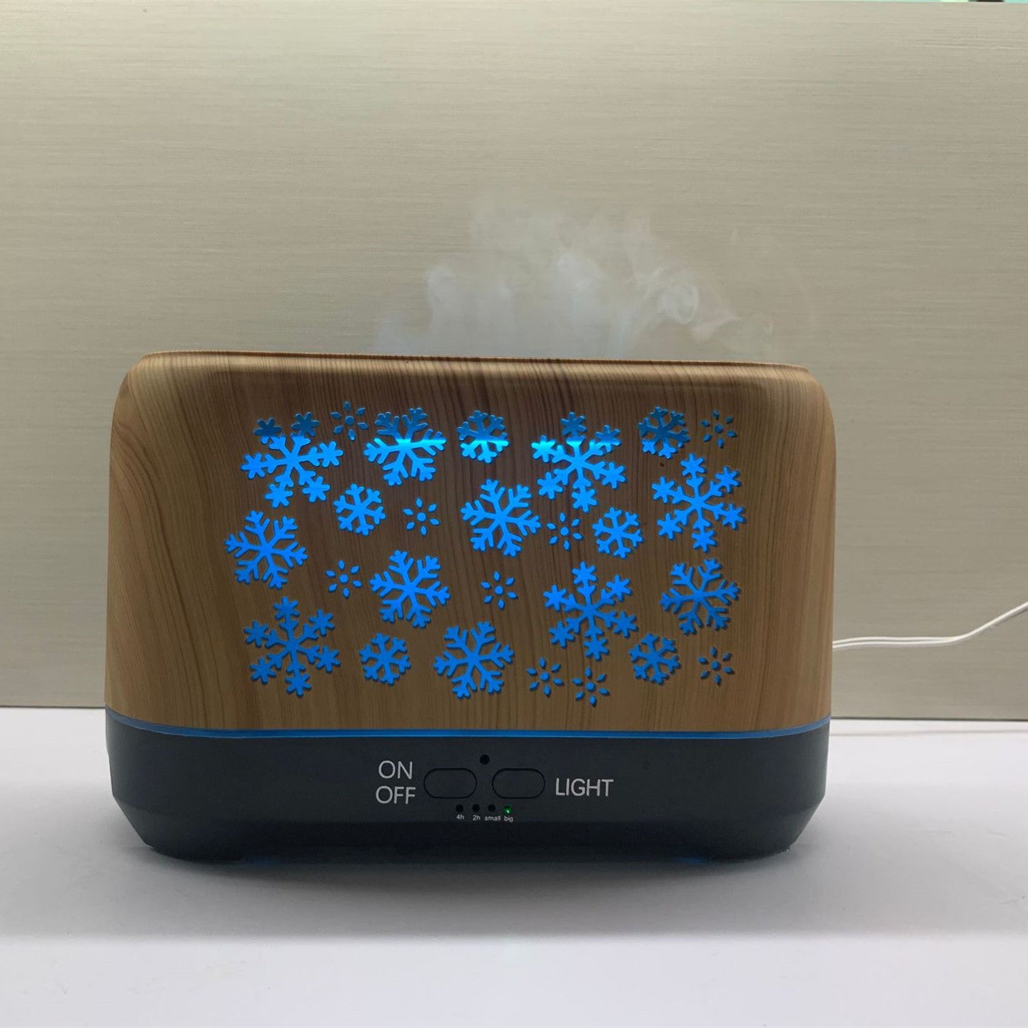 "Christmas Snowflake Pattern Humidifier: Colorful Aromatherapy Diffuser for a Festive Atmosphere"