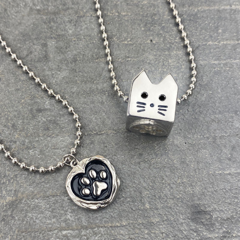 "Adorable Cartoon Cat Heart Drip Seal Necklace – Playful and Unique Jewelry for Cat Lovers"