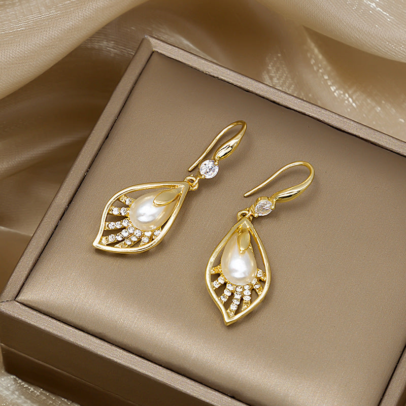 "French-Inspired Pearl Drop Earrings – Elegant Leaf Design for Timeless Sophistication"