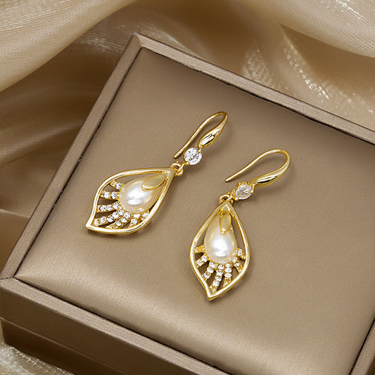 "French-Inspired Pearl Drop Earrings – Elegant Leaf Design for Timeless Sophistication"