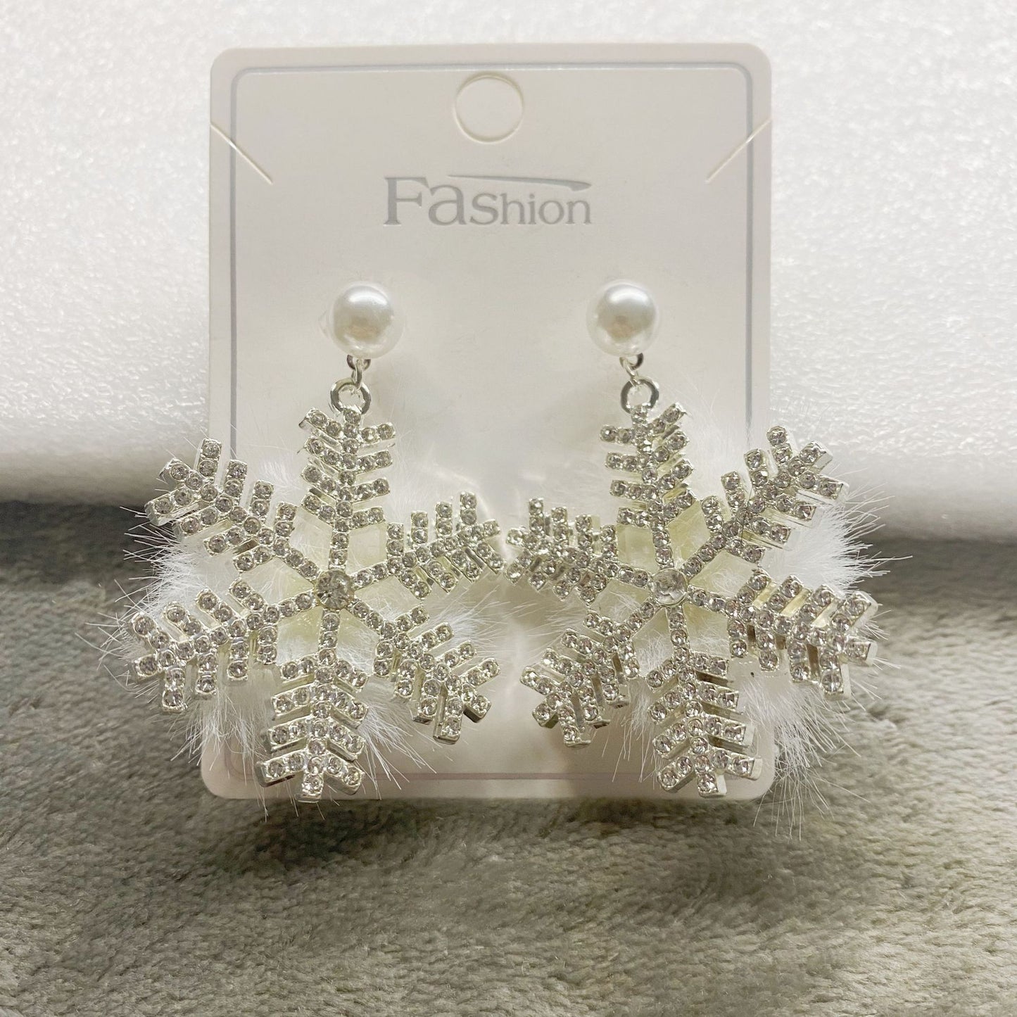 "Christmas Snowflake Earrings – Full Diamond Pearl Plush Women's Earrings"