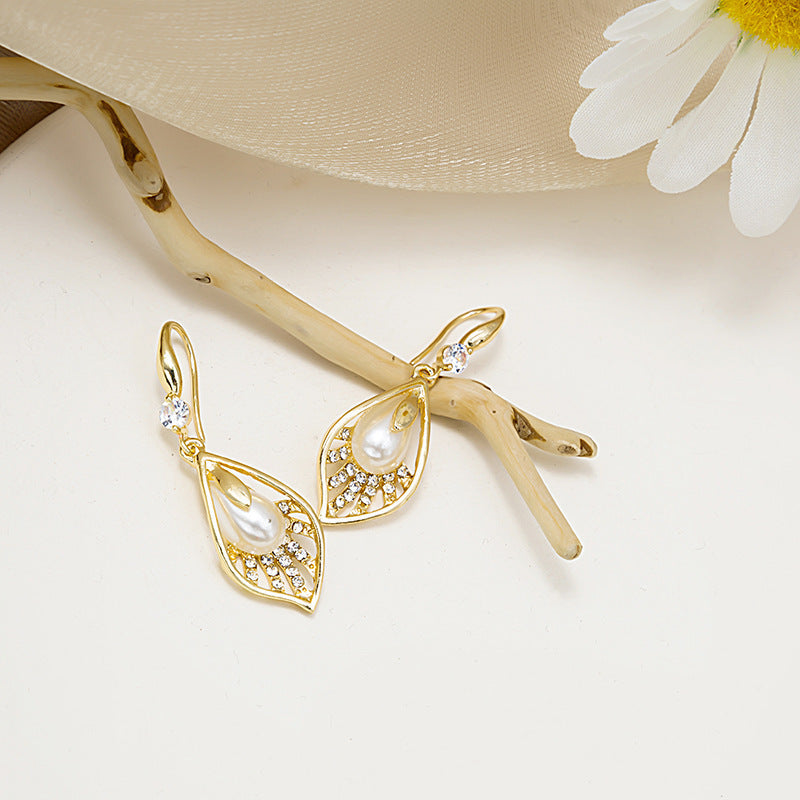 "French-Inspired Pearl Drop Earrings – Elegant Leaf Design for Timeless Sophistication"