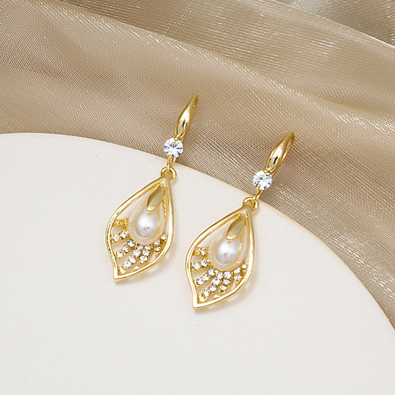 "French-Inspired Pearl Drop Earrings – Elegant Leaf Design for Timeless Sophistication"